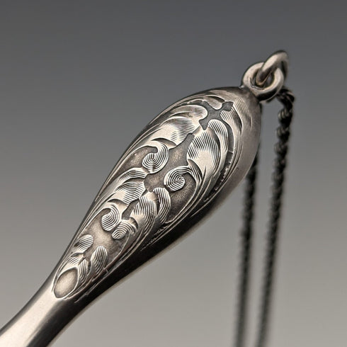 米国アンティーク 純銀製 細密装飾 携帯用折りたたみ式眼鏡 ロニエット チェーン付き